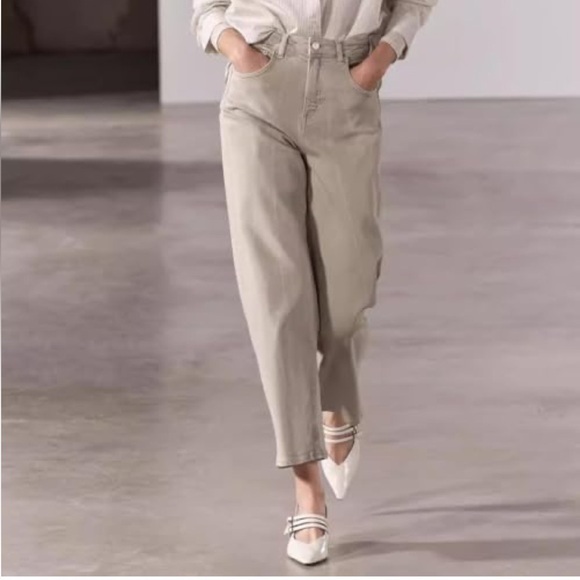 Ann Taylor Light Beige Highrise Easy Straight Leg Cropped Jeans Size 4 - Picture 3 of 9